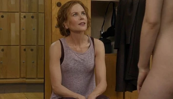 Pred Nicole Kidman sa postavila holá žena. Ona sa len prizerala
