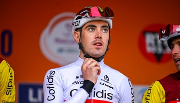 VIDEO: Vyhral vďaka ilegálnej skratke, triumf mu zobrali. Cyklista si ho však vyargumentoval naspäť