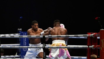 VIDEO: Očakávaný súboj sa skončil tvrdým KO. Joshua nedal šampiónovi UFC šancu