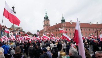 Tisíce ľudí vo Varšave pochodovali proti migrácii. Premiér Tusk označil opozičný protest za fiasko
