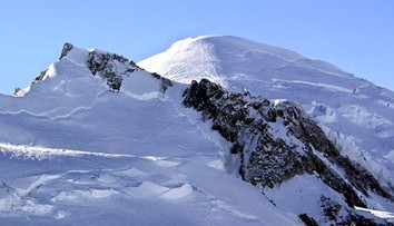 Na Mont Blancu našiel krabicu plnú drahokamov. Teraz dostal polovicu vo veľmi slušnej hodnote