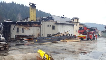 Hasiči zasahovali pri požiari polyfunkčného objektu v obci Korňa