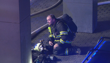 „Brutálny dym, šľahal oheň, bol to fakt extrém,“ hovorí obyvateľka bytovky. Po masívnom požiari v Ružinove zomrela žena