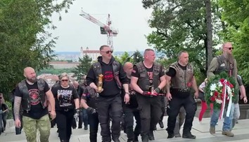 VIDEO: Proputinovský motorkársky gang Noční vlci dorazil na Slavín. Čakali ich tam zástancovia Ukrajiny