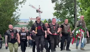 VIDEO: Proputinovský motorkársky gang Noční vlci dorazil na Slavín. Čakali ich tam zástancovia Ukrajiny