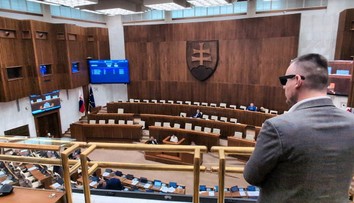 Škriepky straníckych kolegov kvôli Bombicovi. V parlamente sa ho ujal Lučanský, pre Radačovského je to neakceptovateľné