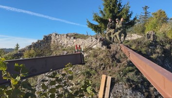 Bez žeriavu a s rebríkom: Dobrovoľníci obnovovali najvyššie položený hrad v strednej Európe