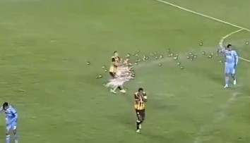 VIDEO: Bol hviezdou zápasu, opúšťal ho v slzách s hororovým zážitkom. Futbalistu postihla nevídaná smola