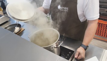 Zmarilo grilovačku počasie? Poradíme vám, ako dodať dymovú chuť mäsu hoc aj na dvojplatničke