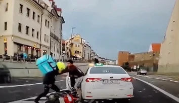 VIDEO: Pästný súboj v centre Bratislavy. Na frekventovanej ceste sa do seba pustili kuriéri