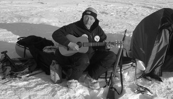 Hľadali ho niekoľko dní. Na nórskom súostroví zahynul známy polárnik Miroslav Jakeš (†75)