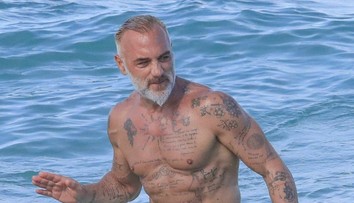 Milionár sa preslávil na internete tancom. V 50 predvádza sexy telo na pláži