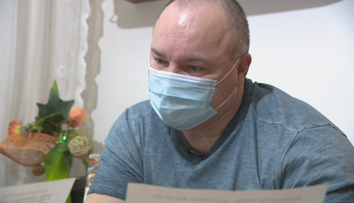 Je synom cudzincov, vyrástol však na Slovensku. Napriek tomu má problémy získať občianstvo