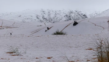 VIDEO: Z horúcej púšte mrazivo biela krajina: Takto vyzerá Sahara pokrytá snehom