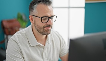 Štúdia vyvrátila doterajšie predsudky. Ľudský mozog dosahuje svoj vrchol až tesne pred dôchodkovým vekom