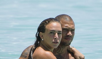 Najsexy bývalý kriminálnik vie, čo robí. Bohatej dedičke už svieti na ruke zásnubný prsteň