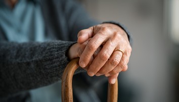 V byte dostala závrat a spadla. Osamelo žijúcej Handlovčanke možno zachránil život malý prístroj