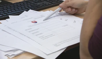 Opatrenia spôsobujú problémy ľuďom, ktorí sa nemôžu očkovať. Vláda im zatiaľ výnimku neudelila