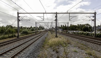 Nočná mora matky. Keď s kočíkom vystupovala z vlaku, dvere sa privreli a stroj ju vliekol ju desiatky metrov