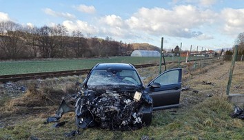 Zrážka na železničnom priecestí. Osobné auto vošlo do cesty vlaku