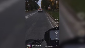 Chodcov na priechode označuje za „ľudské kuželky" a za volantom sedí bez vodičáku. Videá poburujú verejnosť