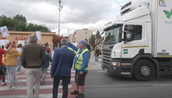 Každodenný hluk, prach, praskliny na domoch a tragédie. Obyvatelia Kolárova a okolia vyšli do ulíc