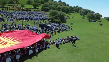 VIDEO: Desivý incident v Kirgizsku. Lúkou plnou ľudí sa rútil odbrzdený nákladiak, zranenia utrpelo 29 detí