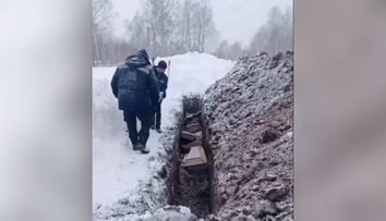 Hrozné zábery obleteli svet: Rusi hádžu svojich nahých nebožtíkov do masového hrobu ako „odpad“