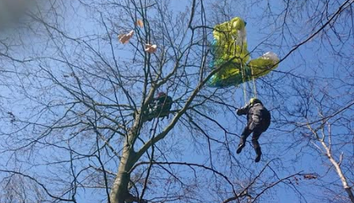 Záchranná akcia v Dolnej Súči: Paraglajdista uviazol vo veľkej výške na strome