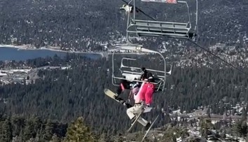 VIDEO: Žart na lanovke sa takmer skončil tragédiou. Lyžiarka zostala visieť v dvadsaťmetrovej výške