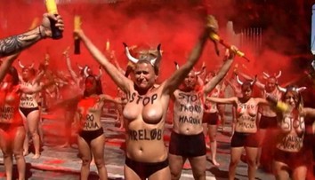 Býčie zápasy rozdeľujú Španielov, proti krvavej tradícii protestovali polonahí aktivisti