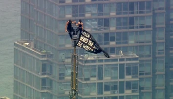 VIDEO: Netradičná žiadosť o ruku. Pár z Ruska sa vyšplhal na Empire State Building a rozprestrel tam transparent