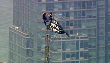 VIDEO: Netradičná žiadosť o ruku. Pár z Ruska sa vyšplhal na Empire State Building a rozprestrel tam transparent