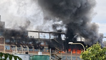 FOTO+VIDEO: Veľký požiar v Zlíne. Dym stúpa z bývalého baťovského areálu, hasiči vyhlásili zvláštny stupeň poplachu