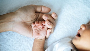 Do okna života niekto odložil bábätko. Nechal pri ňom len lístok