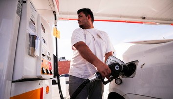 VIDEO: Bizarná naháňačka. Zlodej auta, s policajtmi v pätách, stihol natankovať. Napriek tomu im ušiel