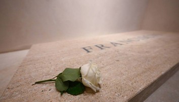 Na hrobe pápeža ležala biela ruža. František počas života vysvetlil, prečo má preňho osobitný význam