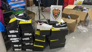 FOTO: Falošný tovar svetových značiek. Finančná správa zaistila falzifikáty v rekordnej sume