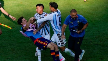 FIFA rozdala tresty za incidenty po finále MS. Leandro Paredes si v reprezentácii tak skoro nezahrá