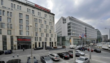 VIDEO: V bratislavskej Eurovei nahlásili bombu. Polícia evakuuje ľudí