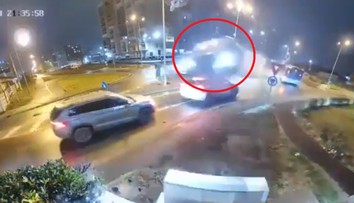 VIDEO: Mercedes preletel cez kruhový objazd aj dve ďalšie vozidlá. Kamera zachytila nehodu ako z filmu