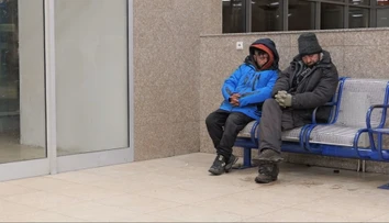 V mraze bojujú o prežitie. Strávili sme noc s ľuďmi bez domova, jedného stiahli do nocľahárne v poslednej chvíli