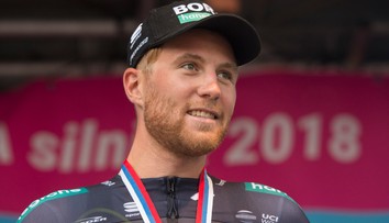 Vyjazdil Saganovi svetový titul, no skončil priskoro. Dnes má svoj tím a v Petrovi opäť vidí iskru