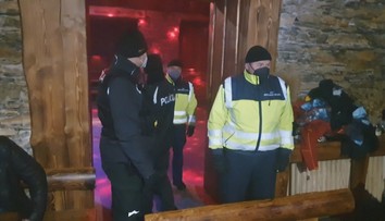 V bordovom okrese s nízkou zaočkovanosťou mali veľa ľudí na diskotéke. Polícia a hygienici zakročili