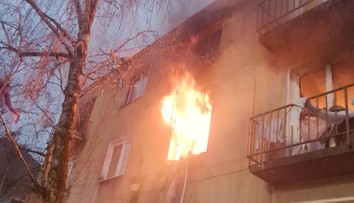 FOTO+VIDEO: Plamene šľahali z okna. Po výbuchu plynu v Tornali dvaja ľudia bojujú o život