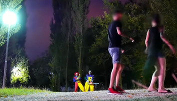 Šialená zábava. Klauni útočia na ľudí s motorovou pílou a nožom