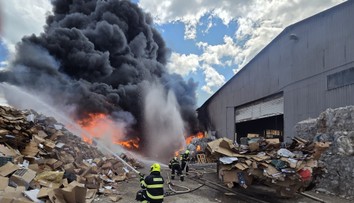 FOTO: Masívny požiar na juhu Slovenska. Horí triedička odpadu