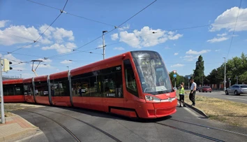 V Bratislave sa vykoľajila električka. Dôležitú ulicu čiastočne uzavreli