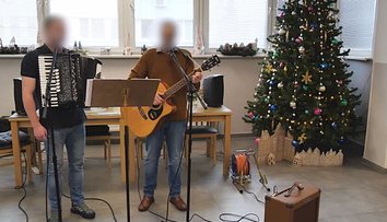 Odsúdení priniesli vianočnú atmosféru seniorom: Potešili ich hudbou a koledami