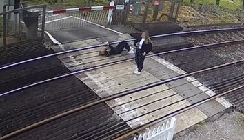 Bezpečnostná kamera zachytila šokujúci moment. Dievča leží na koľajniciach a hrá sa s mobilom